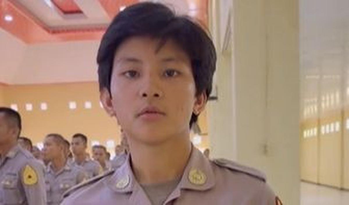 Komandan yang merekam video kemudian menanyakan kepada Fabiola soal kegiatan apa yang sedang ia ikuti.