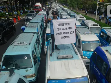 Sopir JakLingko menggelar demonstrasi di depan kantor Balai Kota, Jalan Medan Merdeka Selatan, Jakarta Pusat, Selasa (30/7/2024). (merdeka.com/Arie Basuki)