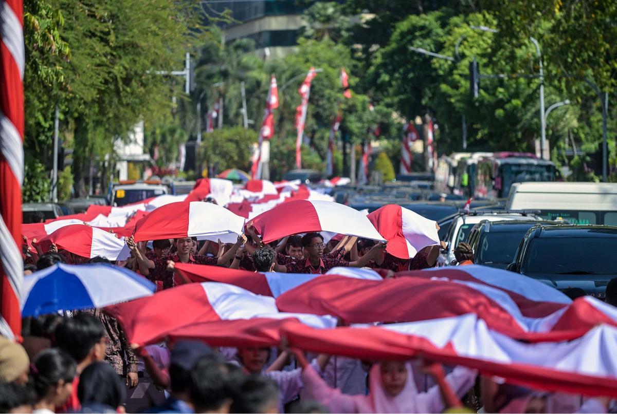 FOTO: Aksi Pelajar Surabaya Bentangkan Merah Putih Hampir 15 Kilometer