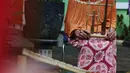 Seorang lansia mengikuti latihan angklung di Rumah Rehabilitasi Psikososial Dinas Sosial Kota Tangerang, Banten, Rabu (19/5/2021). Kegiatan berlatih angklung bagi lansia tersebut guna mengisi waktu luang sekaligus melatih motorik, auditori, dan sensorik para lansia. (Liputan6.com/Angga Yuniar)