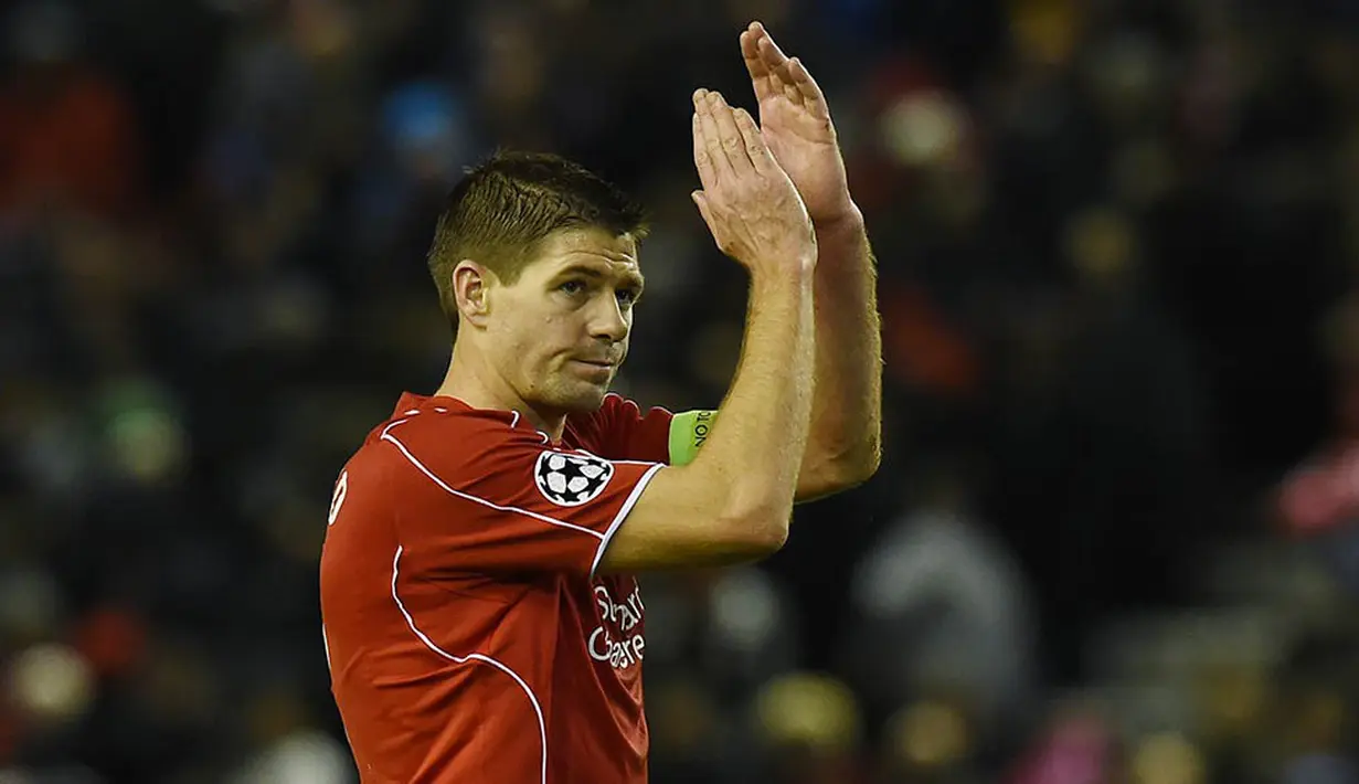 Steven Gerrard, salah satu gelandang terbaik dunia yang memiliki loyalitas tinggi bersama Liverpool. Dirinya berhasil meraih treble pada musim 2001 bersama The Reds. (AFP Photo/Paul Ellis)