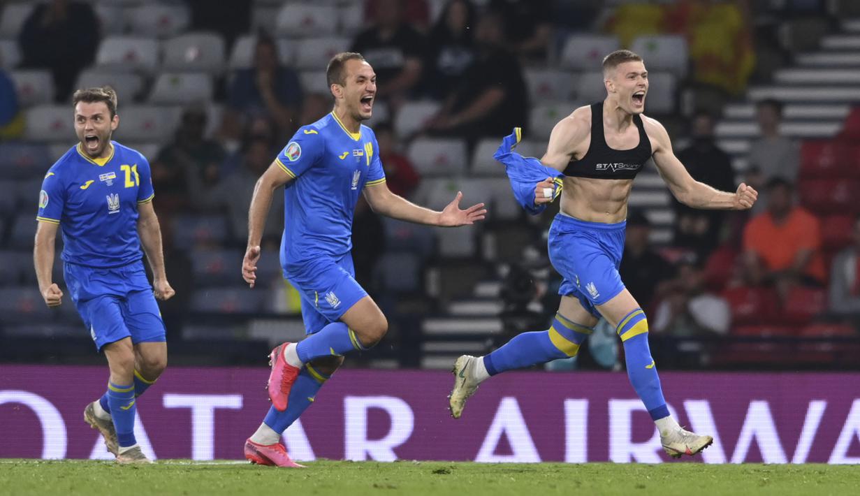 Perbedaan jumlah pemain di babak tambahan dapat dimanfaatkan Ukraina menjadi gol. Artem Dovbyk yang notabene sebagai pemain pengganti di pertandingan ini, berhasil melesatkan gol penentu lewat aksinya di menit akhir babak tambahan. (Foto: AP/Pool/Stu Forster)