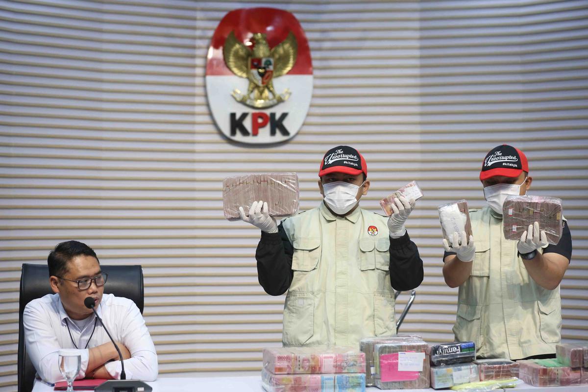 FOTO: KPK Sita Rp 2,6 Miliar dalam OTT Bupati Pati Sudewo