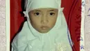 Sebelumnya, Nissa membagikan dua potret jadulnya tepat di hari kelahirannya. Nissa lahir di Lumajang pada 23 Mei 1999. Potret pertama pas foto saat masih sekolah dasar dengan latar belakang merah. Penampilannya menggemaskan banyak warganet. [Instagram/nissa_sabyan]