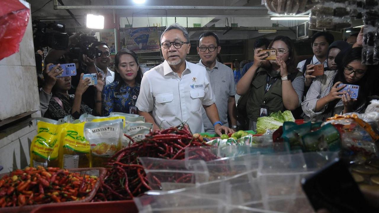 “Impor bawang putih enggak ada masalah, saya sudah mengeluarkan izin. 300 ribu ton, lebih dari cukup, 300 ribu ton sudah saya keluarkan izin impornya,”<br>