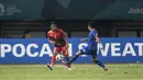 Bek Indonesia, Putu Gede,berusaha melewati gelandang Chinese Taipei, Yu Chiahuang, pada laga Grup A Asian Games di Stadion Patriot, Bekasi, Minggu (12/8/2018). Indonesia menang 4-0 atas Chinese Taipei. (Bola.com/Vitalis Yogi Trisna)