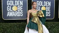 Gaun JLo saat di Golden Globe Sumber : @FionaUnderhill