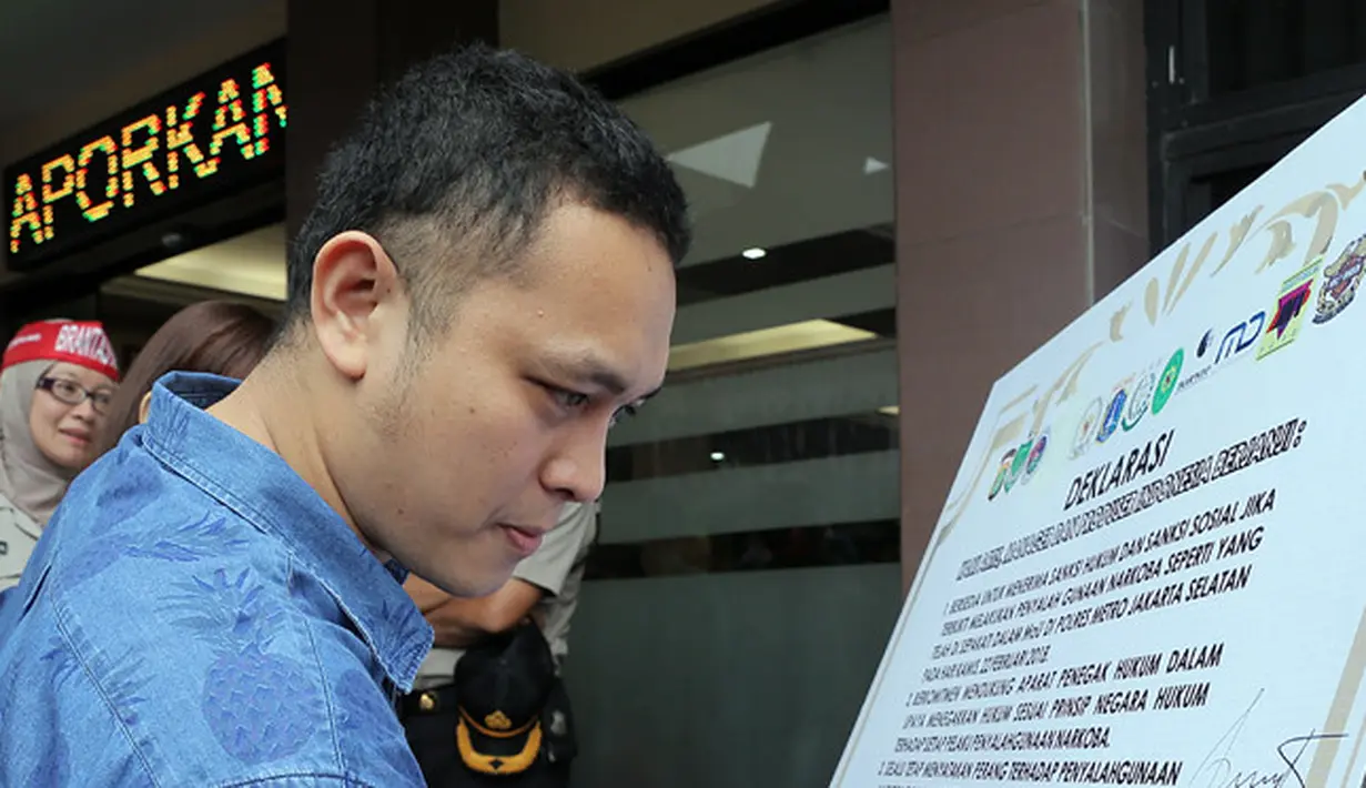 Gilang Dirga turut hardir bersama dengan selebriti lainnya di Polres Jakarta Selatan guna membacakan ikrar perang terhadap narkoba. Tak sendirian, Gilang didampingi sang istri tercinta, Adiezty Fersa. (Deki Prayoga/Bintang.com)
