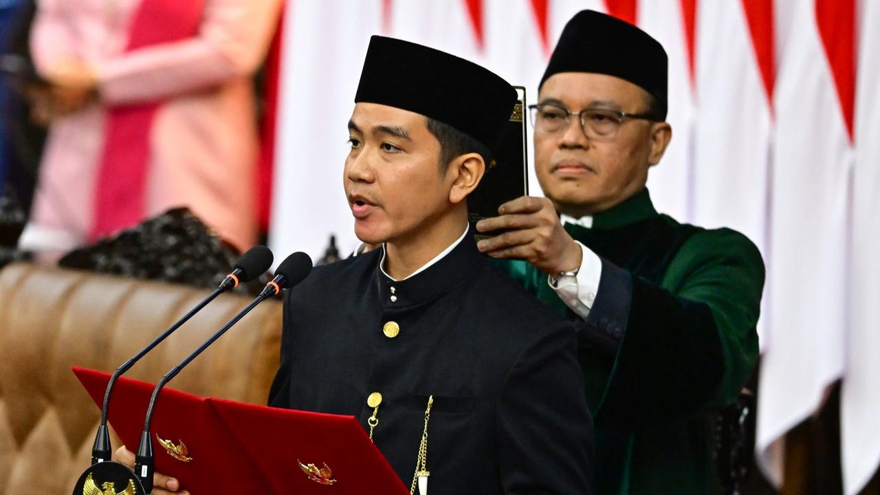 VIDEO: Kejutan Sambutan Gibran Depan Jokowi Saat Pelantikan Prabowo Jadi Sorotan, Try Sutrisno Masih Gagah