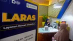 Petugas dengan menggunakan bahasa isyarat melayani wajib pajak penyandang tuna rungu di KPP Pratama, Cilandak, Jakarta Selatan, Rabu (2/10/2024). (merdeka.com/Arie Basuki)