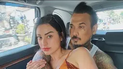 Lama tak bertemu, Jerinx SID rindu dengan sang istri. Tak kuasa menahan, Jerinx pun langsung memberikan pelukan mesra kepada Nora Alexandra. (Foto: Instagram/@ncdpapl)