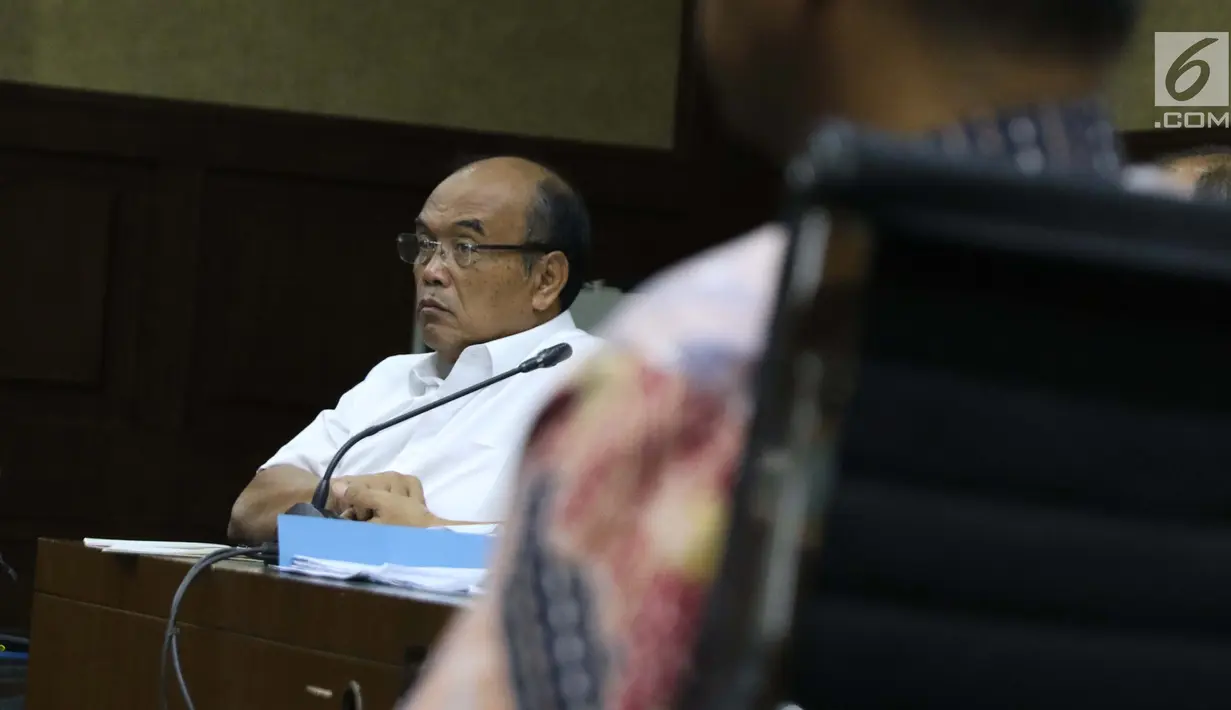 Mantan Dirut Jasindo, Budi Tjahjono saat sidang dugaan korupsi komisi fiktif agen PT Asuransi Jasindo dalam pengadaan asuransi pada BP Migas-KKKS 2010-2012 dan 2012-2014 di Pengadilan Tipikor, Jakarta, Rabu (16/1). (Liputan6.com/Helmi Fithriansyah)