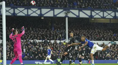 Penyerang Everton, Salomon Rondon (kanan) menyundul bola melewati mistar gawang saat bertanding melawan Boreham Wood pada putaran kelima Piala FA Inggris di Goodison Park di Liverpool, Inggris, Jumat (4/3/2022). Everton menang atas Boreham Wood 2-0. (AP Photo/Jon Super)