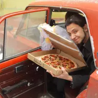 Pria asal Rusia ini merasa hubungan antar manusia terlalu rumit. Sedangkan Pizza tak akan pernah mengkhianati pecintanya. 