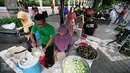 Para pekerja sibuk melayani pelanggan di warung tenda Shodaqoh di kawasan titik nol Km Yogyakarta, Jumat (8/4). Warung yang hanya buka setiap hari Jumat pada pukul 11.00-13.00 WIB ini digratiskan untuk kaum fakir miskin dan dhuafa. (Foto: Boy Harjanto)