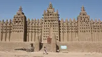 Di daerah Mali, Afrika Barat terdapat sebuah masjid unik yang terbuat dari lumpur. Masjid termasuk ke dalam situs sejarah dunia UNESCO. (Foto: Amusing Planet)