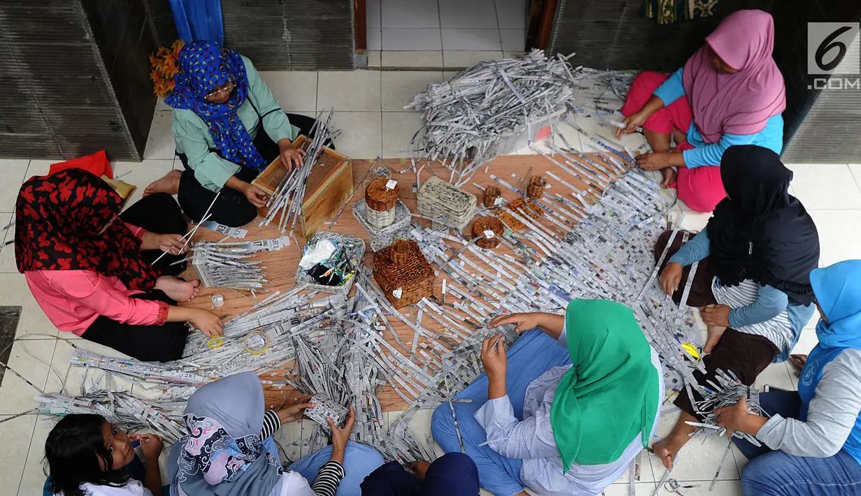Sejumlah ibu membuat kerajinan tangan dari koran bekas di Kampung Sirnasari, Tanah Baru, Bogor, Rabu (13/2). Kerajinan tangan dengan label Salam Rancage ini sudah diekspor ke 9 negara dengan harga Rp 15 ribu - Rp 1,3 juta. (Merdeka.com/Arie Basuki)