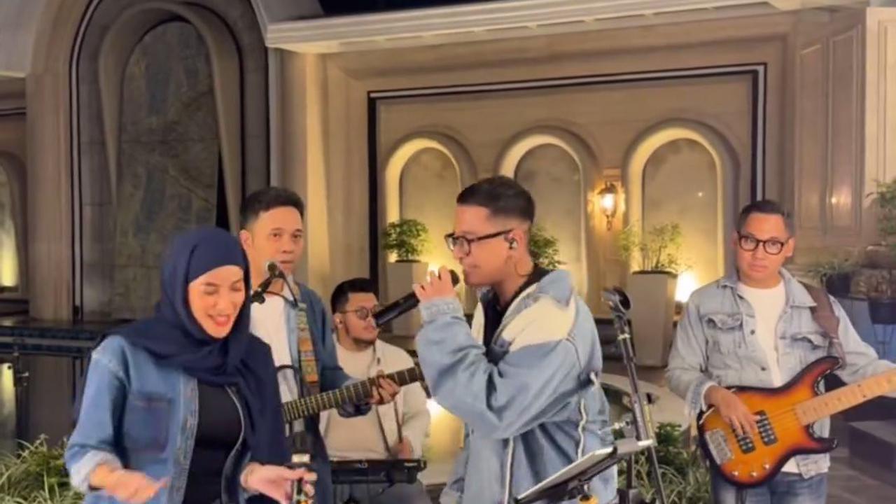 Keseruan Perayaan Ultah Erin Taulany, Karaokean Bareng - Olla Ramlan sampai Lepas Alas Kaki