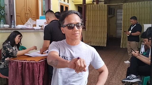 Kaka Slank saat melakukan pencoblosan untuk Pilkada DKI 2024.