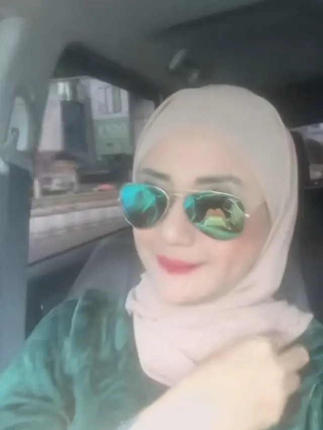 Yuyun Sukawati Berhijab