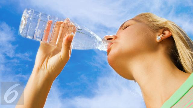 7 Efek Negatif Minum Air Putih Terlalu Banyak, Timbulkan Masalah pada  Jantung - Bola Liputan6.com