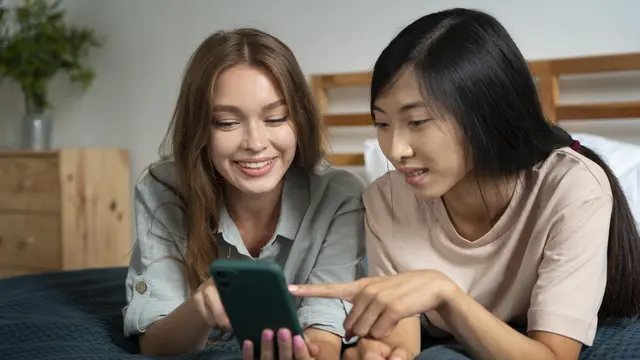 4 Alasan Anak Remaja Lebih Sering Curhat Ke Teman Daripada Orangtua (photo by freepik.com)