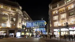 Foto pada 3 November 2020 ini memperlihatkan lampu-lampu Natal yang menerangi area perbelanjaan utama Oxford Street di London, Inggris. Lampu-lampu tersebut didedikasikan bagi mereka yang telah menunjukkan kebaikan dan dukungan besar terhadap sesama selama pandemi. (Xinhua/Han Yan)