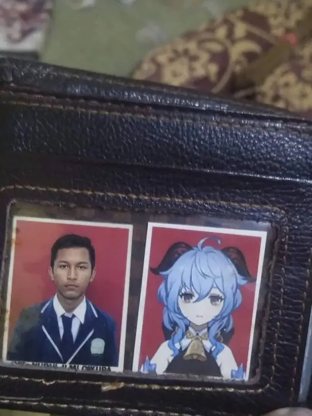 6 Pas Foto di Dompet Ini Nyeleneh Banget, Bikin Heran