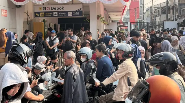 Cerita Penumpang Hadapi KRL Gangguan, Pindah Kereta hingga cari Tempat Makan