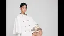 Pada 2021 lalu, aktris dan model Jung Hoyeon diangkat menjadi duta globalnya Louis Vuitton. Bintang Squid Game itu muncul dengan double breasted dress warna putih dan sling bag hitam.   [Dok/Louis Vuitton].