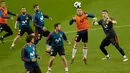 Pemain Spanyol saat mengikuti sesi latihan di stadion Wanda Metropolitano di Madrid, (26/3). Spanyol akan memainkan pertandingan sepak bola persahabatan internasional melawan Argentina pada Rabu (28/3) dini hari. (AP Photo / Francisco Seco)