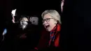 Ekspresi Calon Presiden AS dari Partai Demokrat, Hillary Clinton saat tiba di Westchester County Airport di White Plains, New York, AS, Selasa (8/11). (AP Photo / Andrew Harnik)