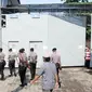 Pengamanan personel kepolisian menuju Dermaga Wijayapura, Cilacap, Jawa Tengah, Rabu (27/7). Kepolisian Daerah Jawa Tengah menyiagakan 1450 personel untuk pengamanan eksekusi mati tahap III di Lapas Nusakambangan. (Liputan6.com/Helmi Afandi)