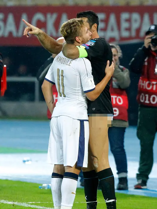 Buffon yang mengenakan celana dalam memeluk Ciro Immobile seusai pertandingan Kualifikasi Piala Dunia 2018 grup G di Skopje, Macedonia, Minggu,(9/10). Italia menang 3-2 atas Macedonia, 2 gol diciptakan oleh Ciro Immobile. (REUTERS/Ognen Teofilovski)
