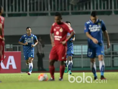 Pemain Persib Bandung, Atep membuka keunggulan bagi timnya saat membobol gawang  Semen Padang  pada perebutan tempat ketiga Piala Presiden 2017 di Stadion Pakansari, Bogor, Sabtu (11/3/2017). (Bola.com/Nicklas Hanoatubun)