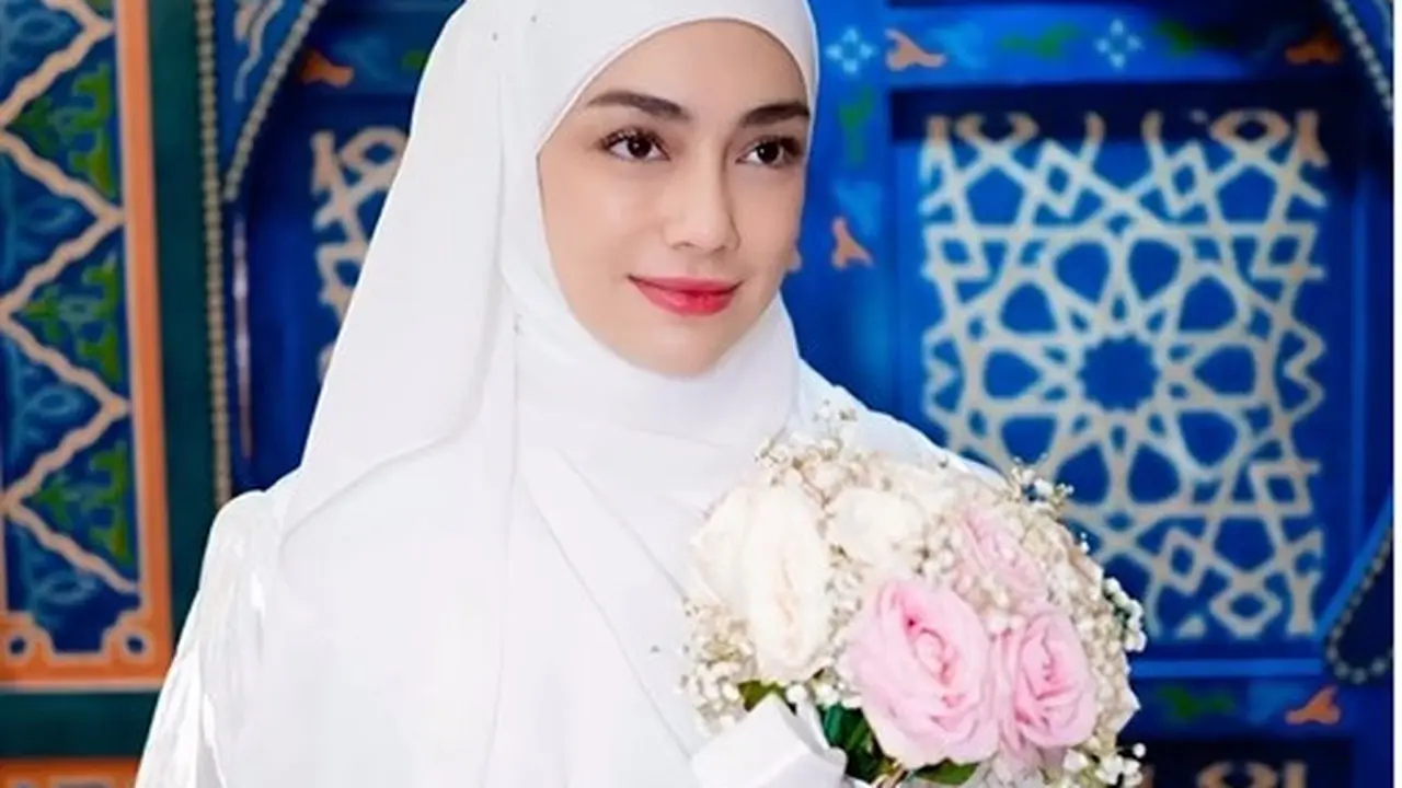 Potret Celine Evangelista mengenakan gamis dan hijab syari (Sumber: Instagram/celine_evangelista)