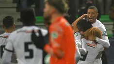 Penyerang Paris Saint-Germain (PSG) Kylian Mbappe berselebrasi dengan rekan setimnya setelah mencetak gol ke gawang klub divisi empat, Vannes OC, dalam babak 32 besar Piala Prancis di Stade de la Rabine, Selasa (4/1/2021) dini hari WIB. PSG menang 4-0 lewat hattrick Kylian Mbappe. (LOIC VENANCE/AFP)