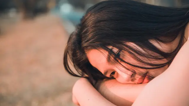5 Zodiak yang Gampang Homesick Ketika di Perantauan