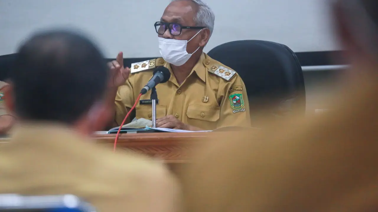 Plh Bupati Banjarnegara, Syamsudin dalam rapat koordinasi pencegahan varian Omicron. (Foto: Liputan6.com/Humas Oemkab Banjarnegara)
