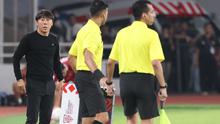 Ekspresi kemarahan pelatih Timnas Indonesia, Shin Tae-yong terhadap pelatih Thailand, Alexandre Polking dalam laga matchday ketiga Grup A Piala AFF 2022 di Stadion Utama Gelora Bung Karno, Senayan, Jakarta, Kamis (29/12/2022) sore WIB. (Bola.com/Abdul Aziz)