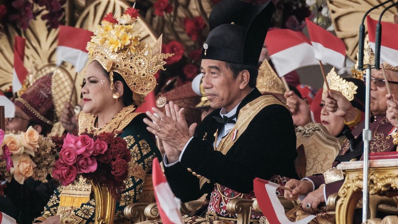 Baju adat Ageman Songkok Singkepan Ageng yang dikenakan oleh Jokowi diketahui dari Keraton Kasunanan Surakarta Hadiningrat.