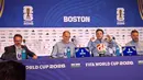 Pelatih Timnas Inggris, Thomas Tuchel (kedua kiri), dan gelandang Declan Rice (kedua kanan) menghadiri konferensi pers di Media Center Boston, Amerika Serikat, Senin (22/6/2026). Suasana menjadi cair saat Thomas Tuchel melontarkan candaan usai Declan Rice mendapat pertanyaan tentang pemain paling berpengaruh di Piala Dunia 2026. (KLY Sports/Hery Kurniawan)