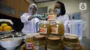 Peneliti LIPI membuat selai jahe merah fermentasi di Puspitek Serpong, Tangerang Selatan, Banten, Senin (26/10/2020). Selai Marmalade yang terbuat dari fermentasi rempah-rempah lokal bisa meningkatkan daya tahan tubuh di tengah pandemi COVID-19. (merdeka.com/Dwi Narwoko)