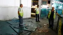 Pekerja membersihkan pecahan kaca yang berserakan usai terjadinya ledakan bom di bandara Ataturk, Istanbul, Rabu (29/6). Ledakan bom bunuh diri tersebut menghancurkan sebagian ruangan di bandara internasional terbesar di Turki ini. (REUTERS/Osman Orsal)