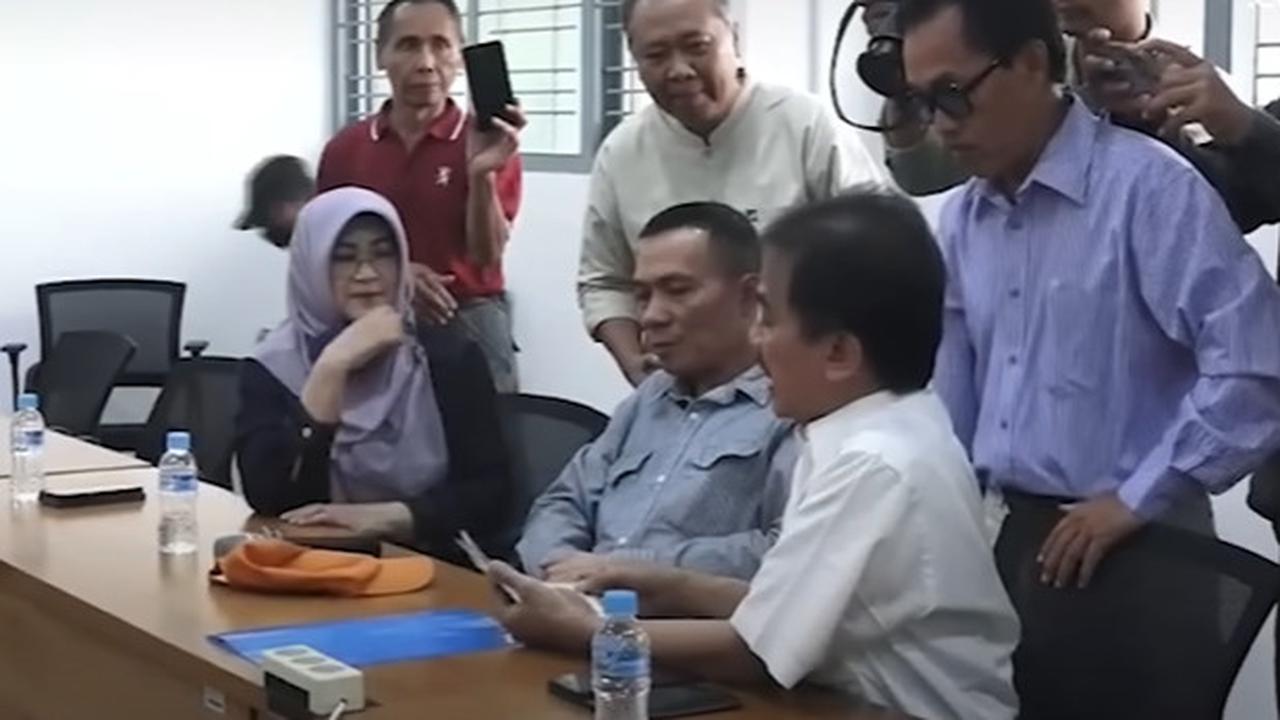 Roy Suryo Dkk Bersuara Tinggi Marah-Marah 'Geruduk' UGM soal Ijazah Jokowi, Dikasih Lihat Foto Wisuda Berakhir Minta Maaf