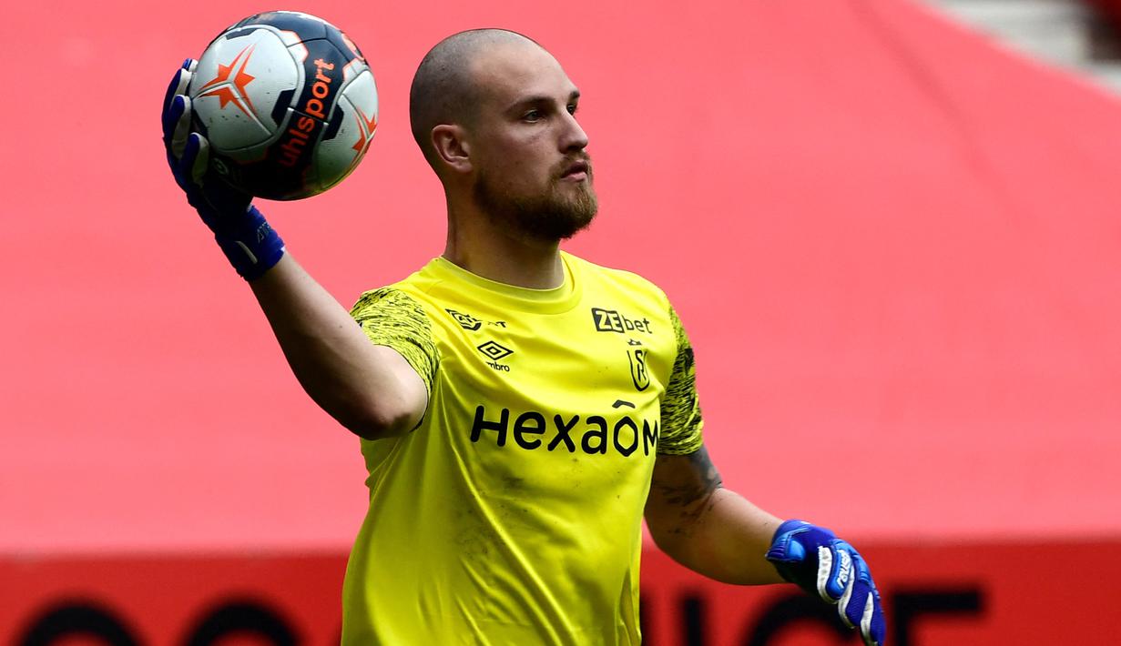 Predrag Rajkovic. Kiper berusia 26 tahun dan berpostur 1,92 meter ini telah 3 musim memperkuat Stade Reims. Ia langsung jadi pilihan utama sejak 2019/2020 dan hingga kini telah tampil dalam 101 laga di semua ajang dengan torehan 37 kali clean sheet. (AFP/Nicolas Tucat)
