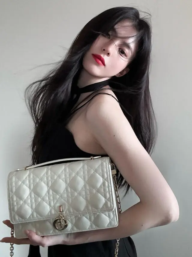 Adu Gaya Selebritis Korea Selatan dan Jepang Membawa Tas Miss Dior. Dok. Dior