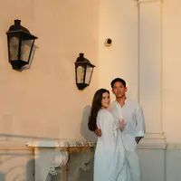 Keduanya tampil selaras dalam balutan busana serba putih yang memancarkan kehangatan, ketenangan, sekaligus elegansi. [@tmski].