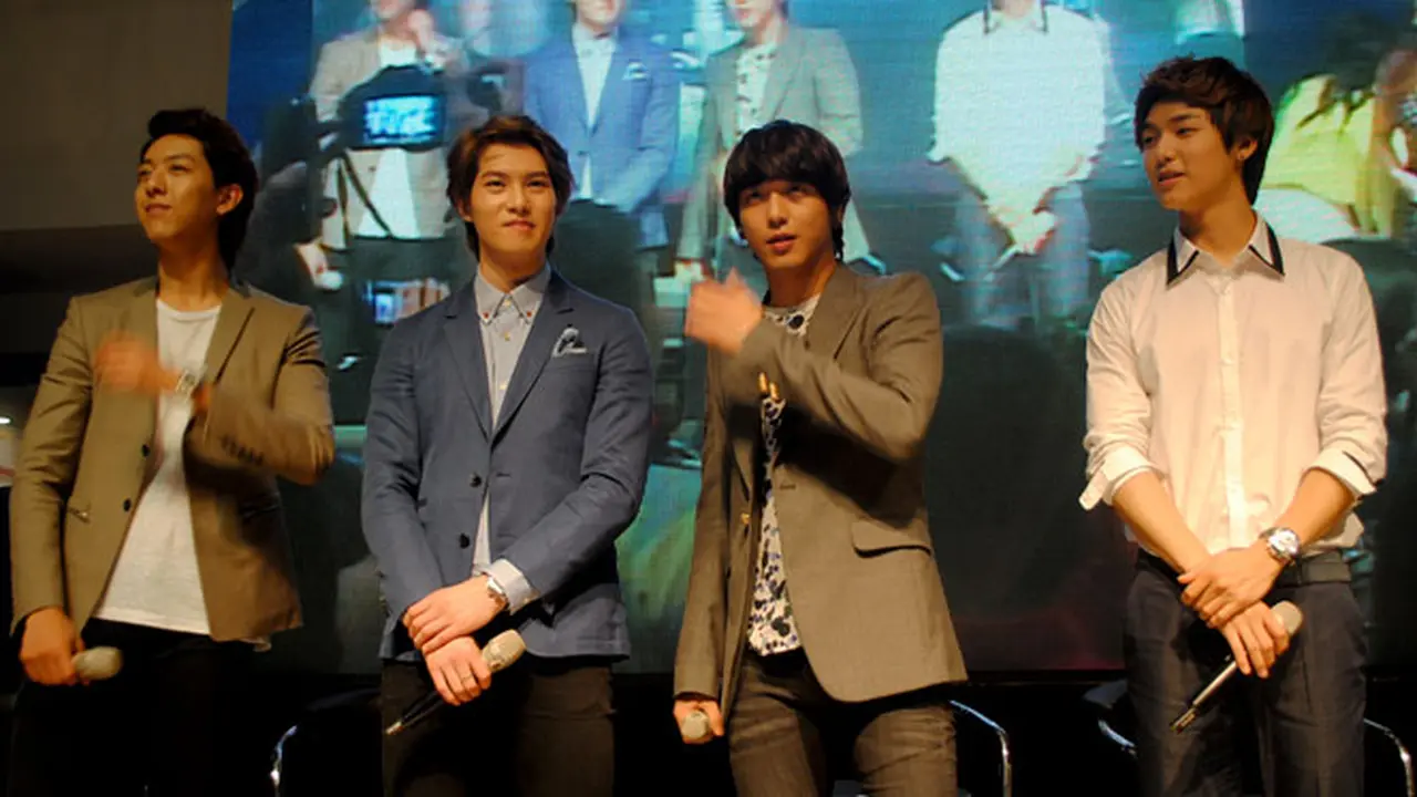cnblue-2131018b.jpg