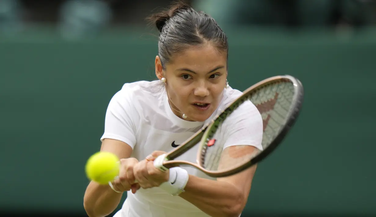 Berlaga di All England Club, Raducanu terlihat tampil kurang maksimal karena baru sembuh dari cedera. (AP/Alastair Grant)